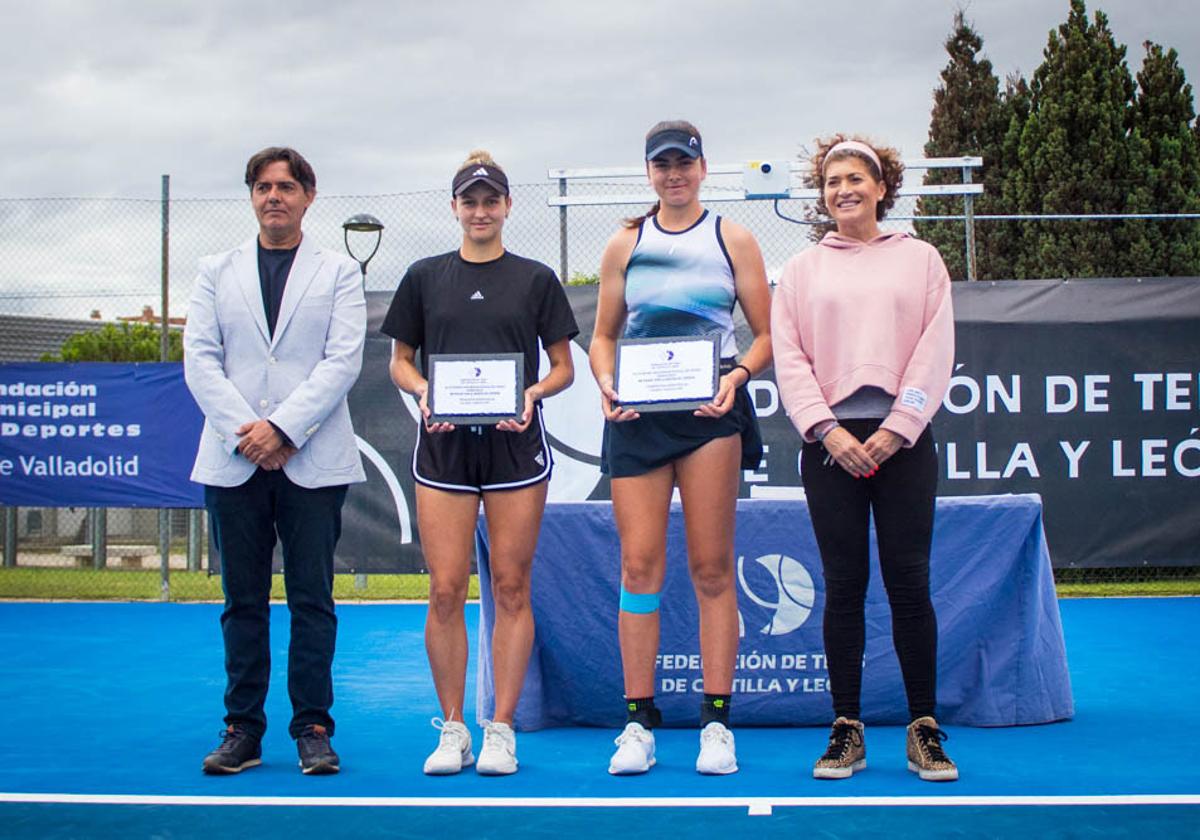 Finalista y campeona posan escoltadas por la concejala Mayte Martínez y José Luis Corujo.