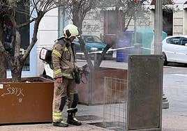 Un bombero inspecciona el tranformador afectado
