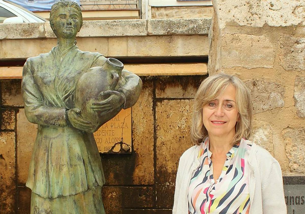 La alcaldesa de Baltanás, María José de la Fuente, junto al Monumento a la Mujer Baltanasiega