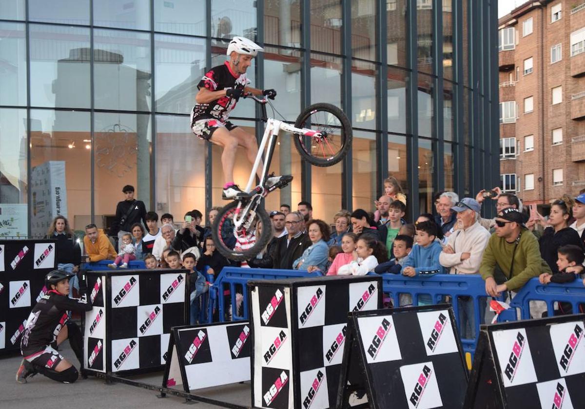 Raúl Gutiérrez García hace acrobacias ante el público con su bicicleta.