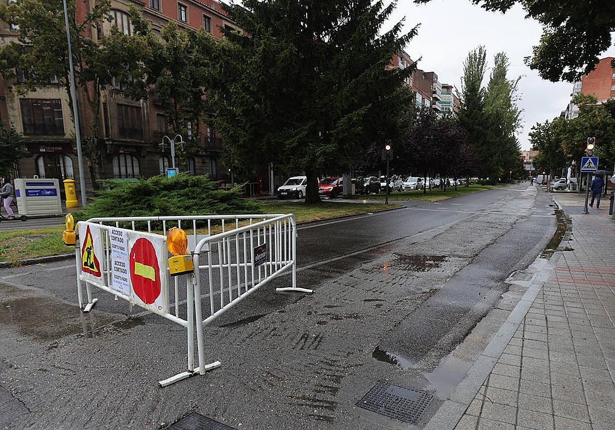 Señalización de corte del tráfico en Manuel Rivera.