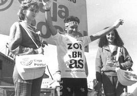 Álvaro Pino celebra radiante su maillot de líder, escoltado por dos azafatas de Caja Postal, patrocinador muchos años de la Vuelta a España.