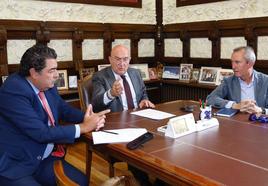 Jesús Julio Carnero, con los ediles Alberto Gutiérrez e Ignacio Zarandona, durante la reunión telemática del Consejo de Administración de la Sociedad Alta Velocidad.