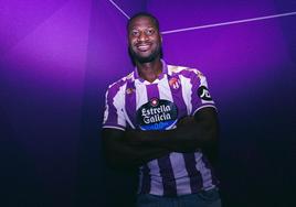 Mamadou Sylla posa con la camiseta del Real Valladolid.