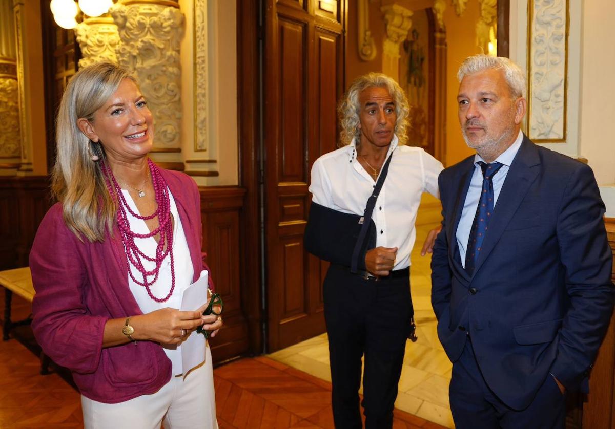 La concejala de Educación y Cultura, Irene Carvajal, y el crítico taurino César Mata, junto a Luguillano, han presentado el ciclo en el Ayuntamiento.