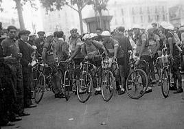 Los corredores se preparan en la Acera de Recoletos para salir hacia Santander en la segunda etapa de la Vuelta a España de 1935.