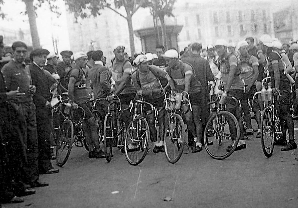 Los corredores se preparan en la Acera de Recoletos para salir hacia Santander en la segunda etapa de la Vuelta a España de 1935.