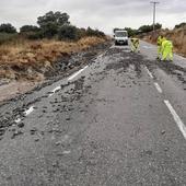 Operarios trabajan en la provincia para limpiar cunetas y carreteras