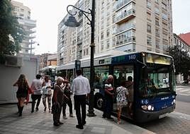 Usuarios de Auvasa, ayer en una parada.