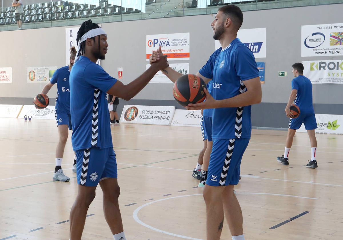 Iván Cruz, a la derecha, choca con Kamba en el primer entrenamiento del Zunder Palencia.