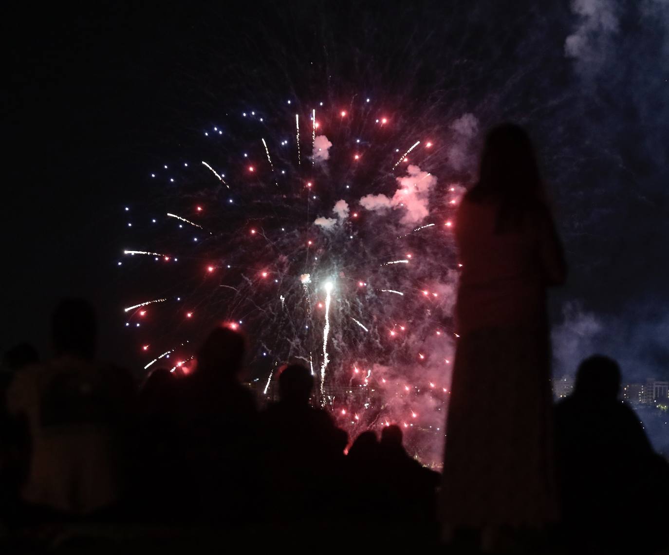 Los fuegos artificiales de la noche del martes, en imágenes