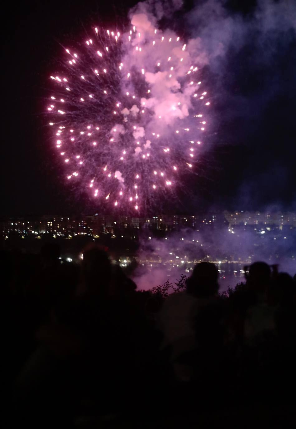 Los fuegos artificiales de la noche del martes, en imágenes