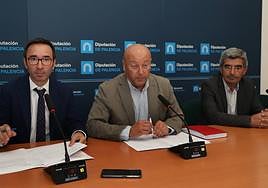 El director general de Trabajo de la Junta, Fernando de la Parte, a la izquierda, junto con el diputados de Desarrollo Agrario y Medio Ambiente, Luis Calderón y el delegado de Agricultura y Ganadería, Jesús Sevilla.