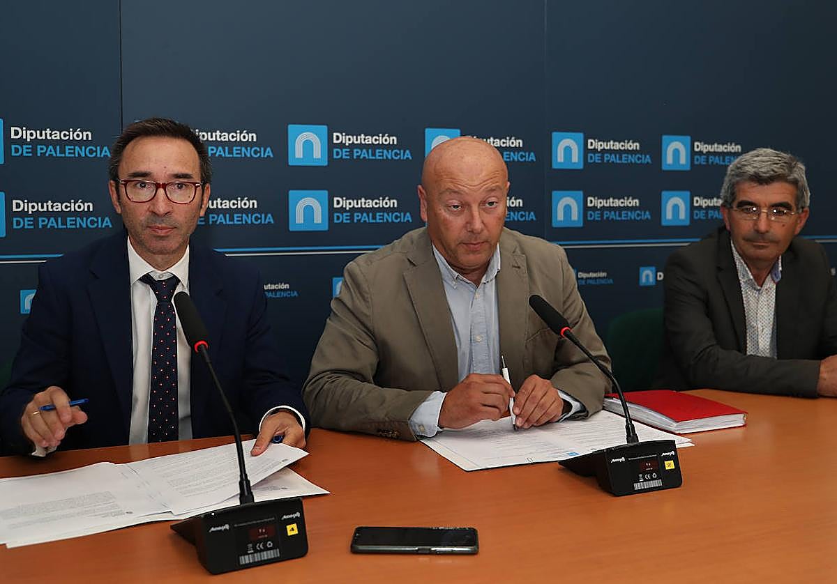 El director general de Trabajo de la Junta, Fernando de la Parte, a la izquierda, junto con el diputados de Desarrollo Agrario y Medio Ambiente, Luis Calderón y el delegado de Agricultura y Ganadería, Jesús Sevilla.