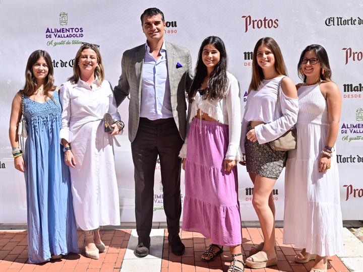 Familia Blanco Sanz, junto a Santiago Campos y Candela Campos (tercera por la derecha).