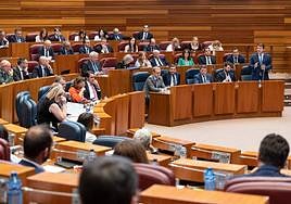 Bancada del PP en el hemiciclo de las Cortes durante uno de los dos plenos del pasado junio.