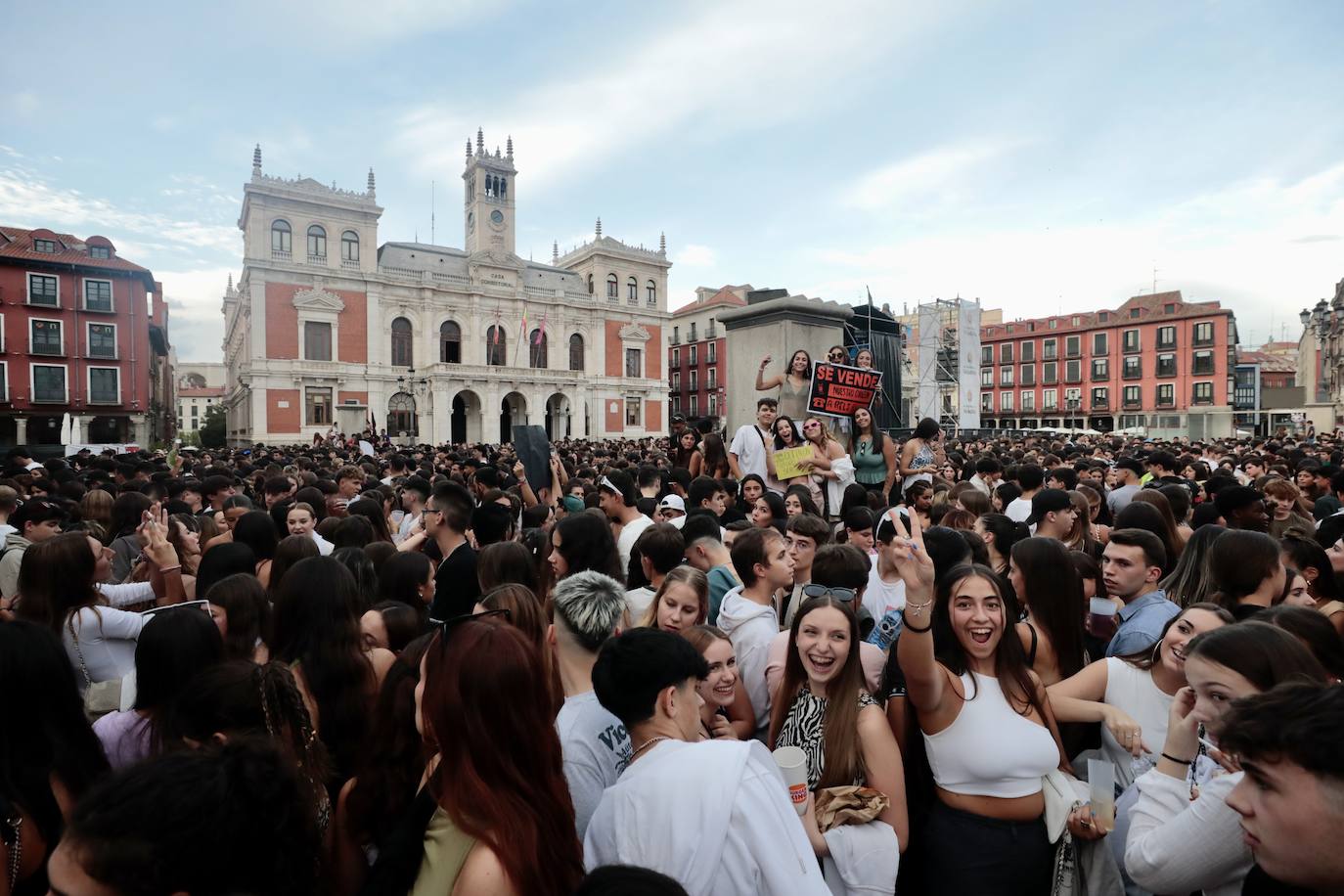 El público acude a la Plaza Mayor horas antes del concierto de Rels B