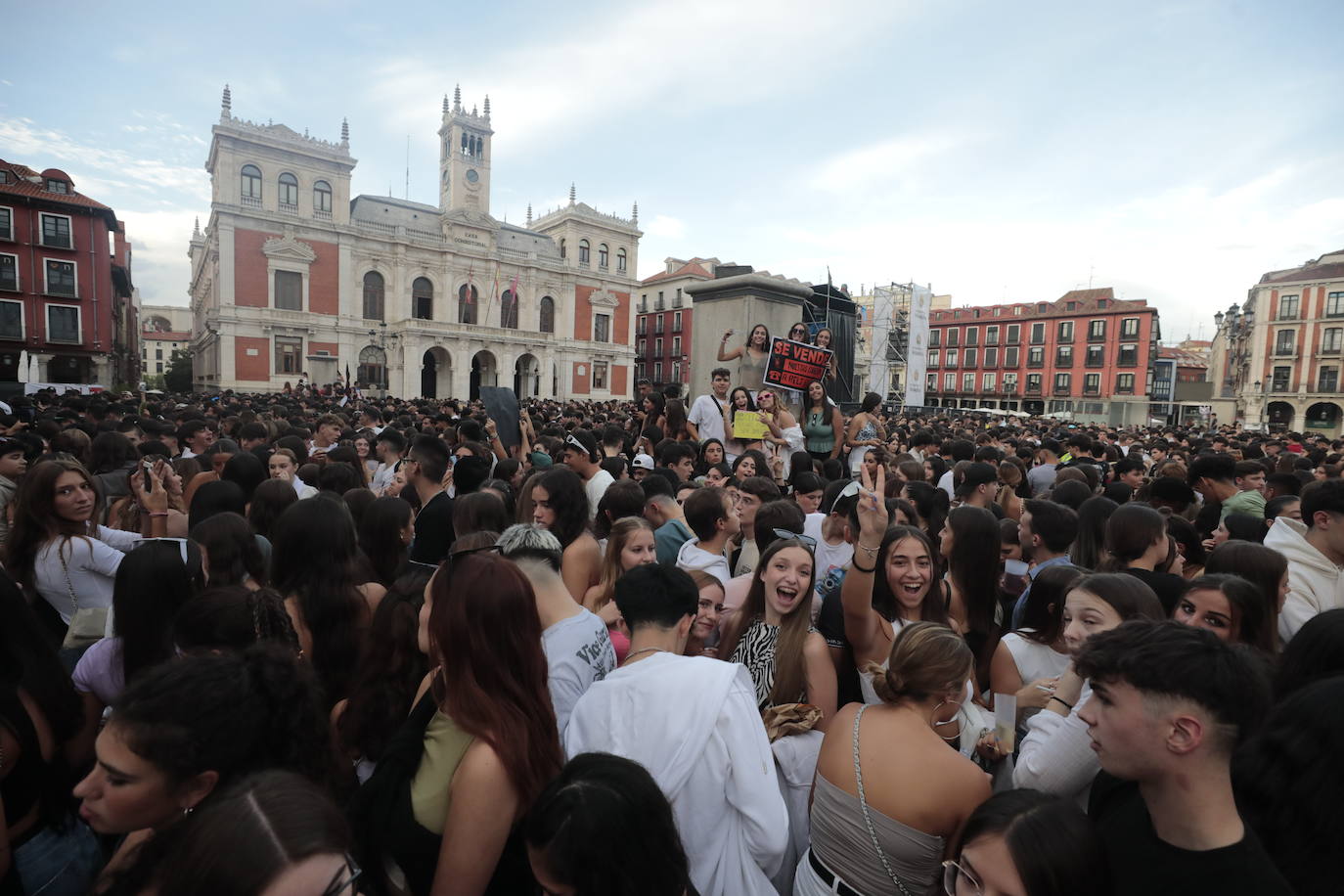 El público acude a la Plaza Mayor horas antes del concierto de Rels B