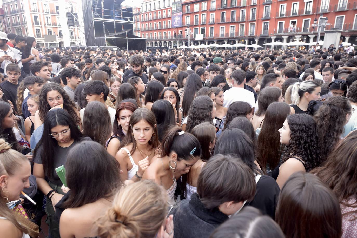 El público acude a la Plaza Mayor horas antes del concierto de Rels B