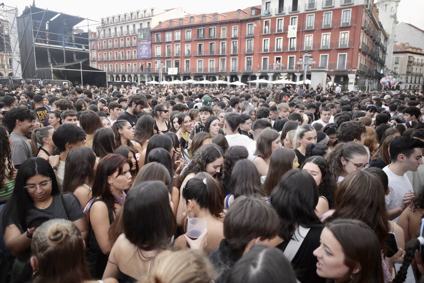 El público acude a la Plaza Mayor horas antes del concierto de Rels B