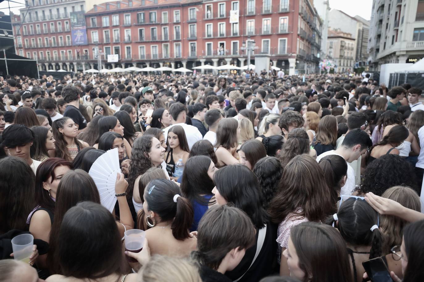 El público acude a la Plaza Mayor horas antes del concierto de Rels B