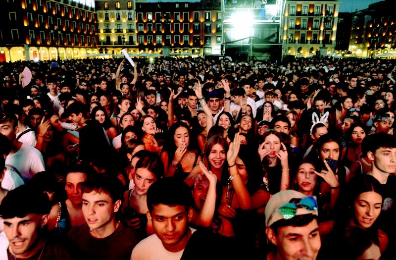 El público acude a la Plaza Mayor horas antes del concierto de Rels B