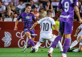 Lucas Rosa, ante Manu Fuster, en el último Albacete-Real Valladolid.