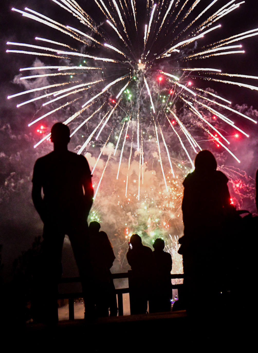 La noche vallisoletana vuelve a iluminarse con los fuegos artificiales