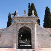 El colegio cuyo arco sirve de entrada al cementerio de la ciudad