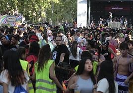 Jóvenes disfrutando de las fiestas de Valladolid en el arranque de las celebraciones de este año.