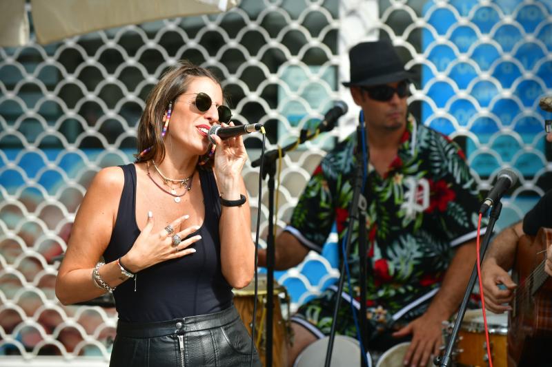 Los Perets durante su concierto en la calle Angustias.