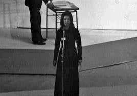 María Teresa Campos presentando el V Festival de Villancicos Nuevos, en 1971.