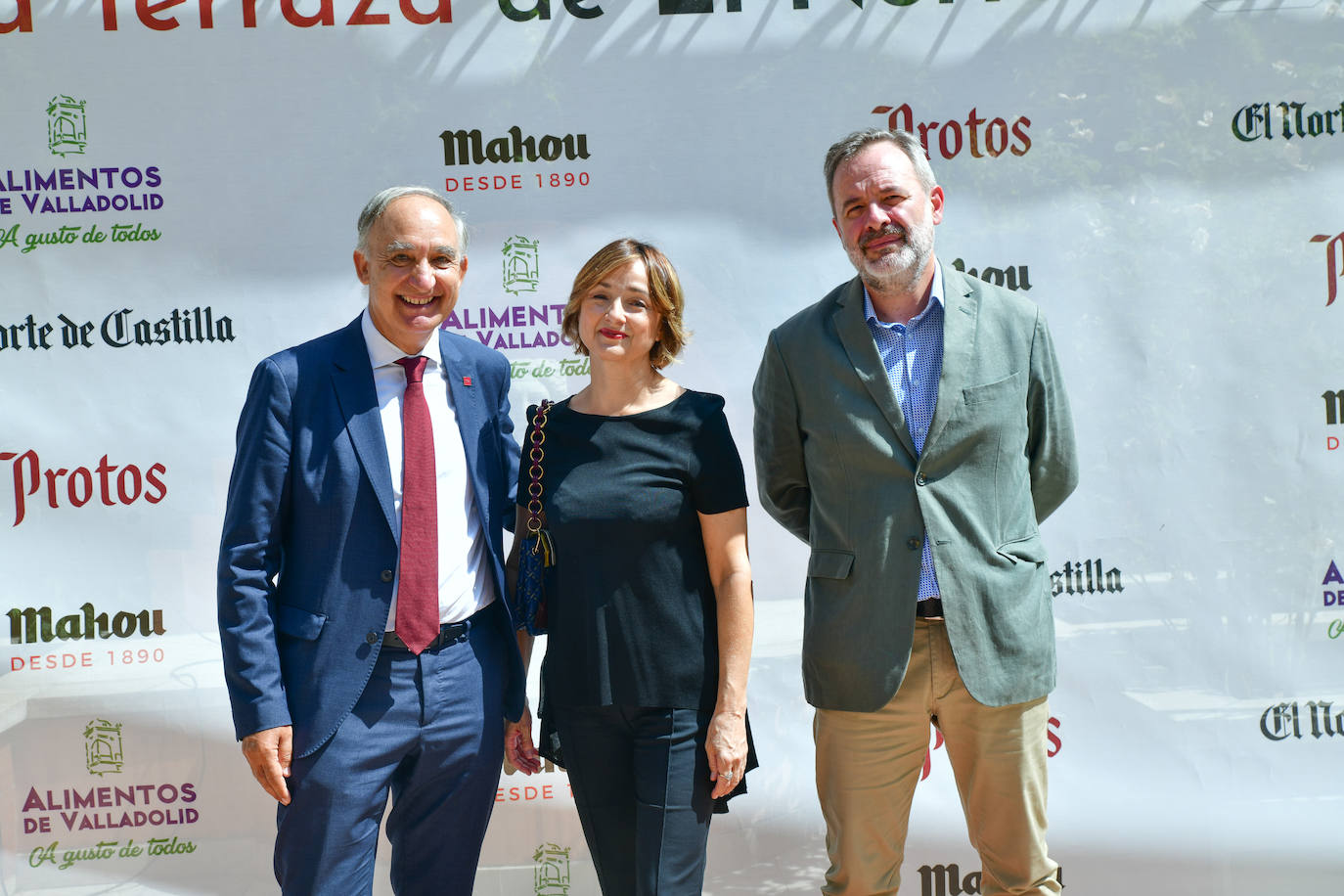 Antonio Largo (rector de la Universidad de Valladolid), Carmen Vaquero (vicerrectora de comunicación de la UVA) y Ángel Ortiz (director de El Norte).