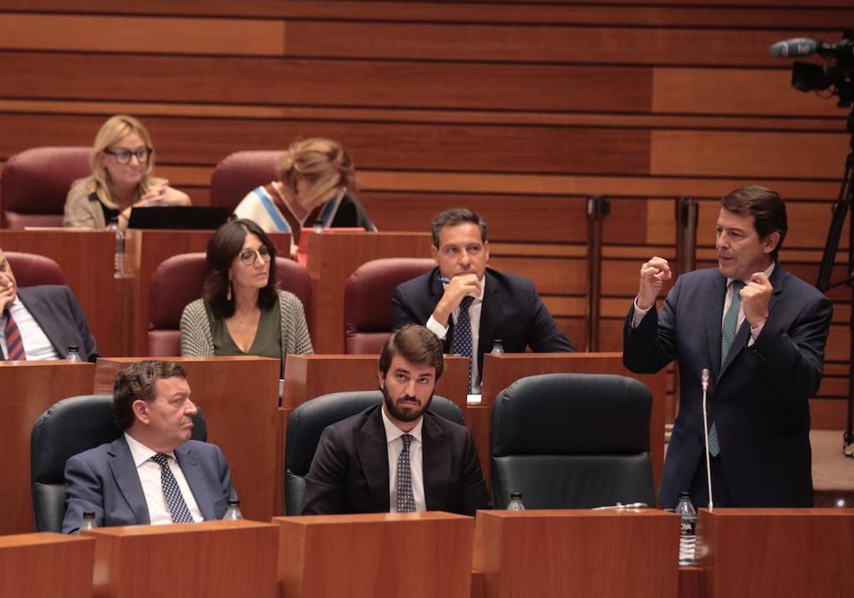 El presidente de la Junta responde a una pregunta de la oposición en el primer pleno de las Cortes tras el verano.