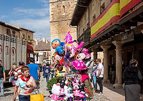 Imagen secundaria 1 - Los espectáculos taurinos y la música inundan las calles durante los festejos en honor a la Virgen del Manto y de Hontanares. 