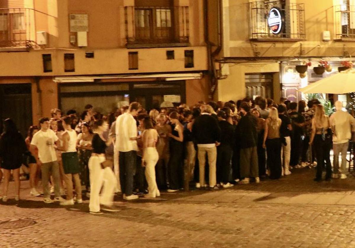 Jóvenes en la plaza de la Rubia en a medianoche del martes.