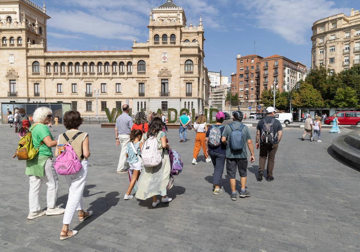 Varios turistas caminan por la plaza de Zorrilla de Valladolid.