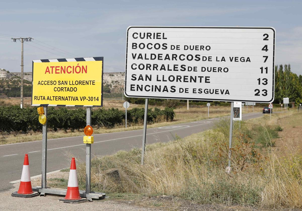 Aviso del corte en San Llorente al comiendo de la carretera VP-3017.