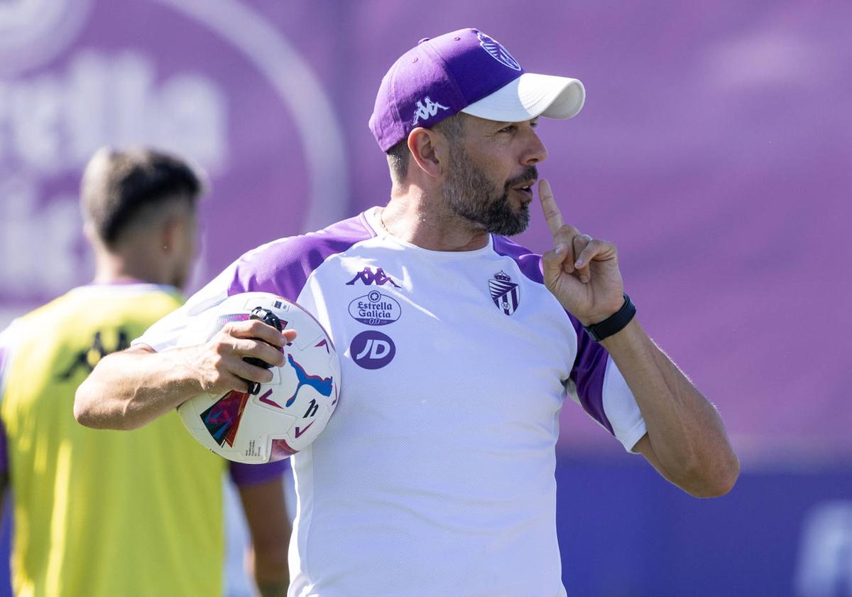 Paulo Pezzolano, durante un entrenamiento del Real Valladolid.