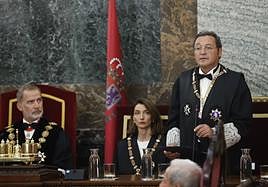 El fiscal general del Estado, Álvaro García Ortiz (d), presenta la memoria en el acto de apertura del Año Judicial 2023-2024 este jueves en la sede del Tribunal Supremo en Madrid.