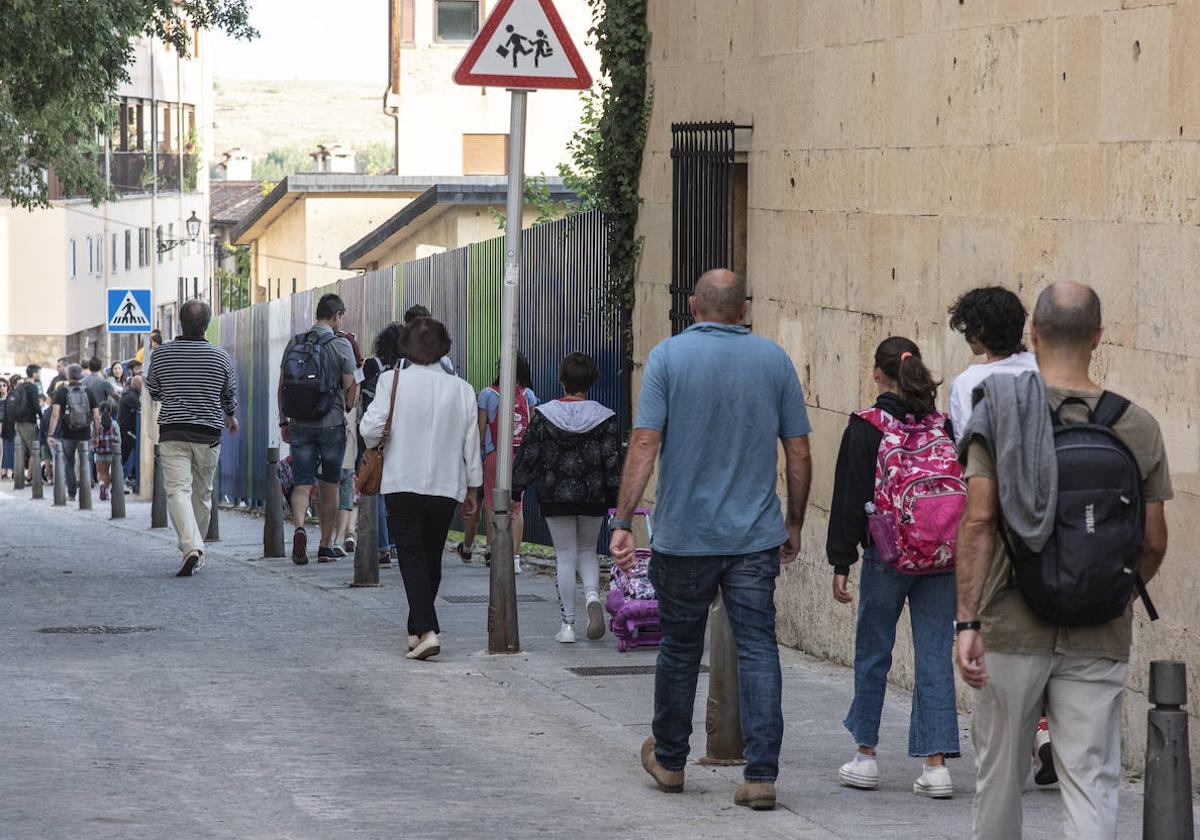 Colas en el primer día de la vuelta al colegio en un centro de Segovia.