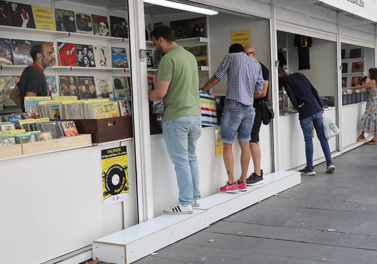 Primer día de laFeria del Disco en el Paseo del Salón.