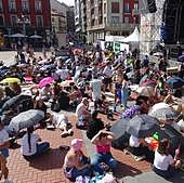 Una legión de fans toma la Plaza Mayor a la espera de Lola Índigo