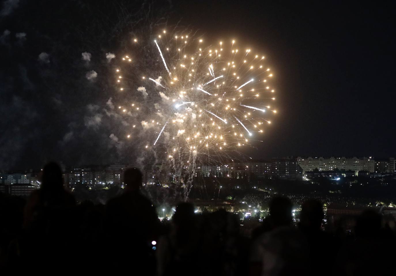 La noche del jueves deja nuevas imágenes de los fuegos artificiales en Valladolid