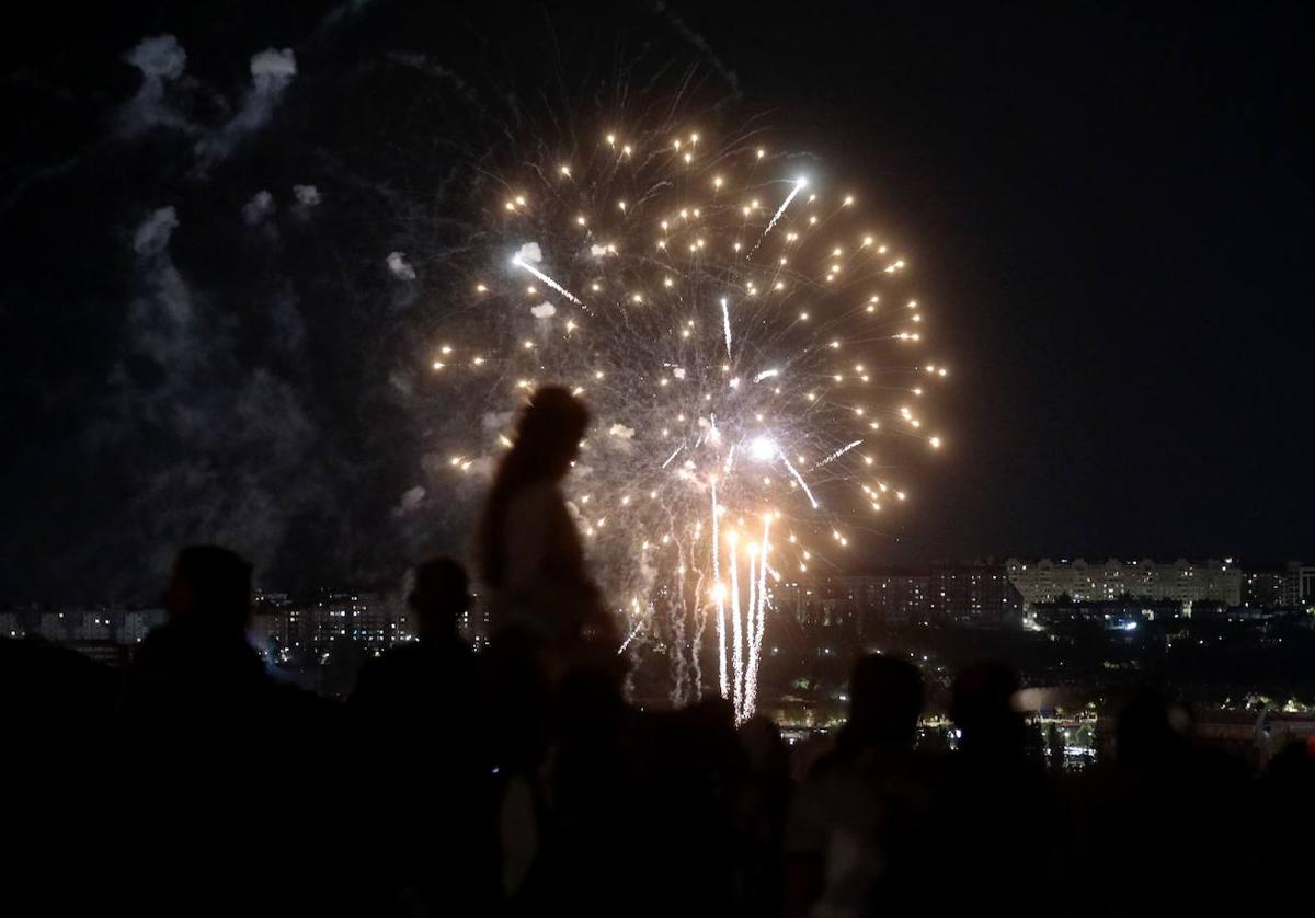 La noche del jueves deja nuevas imágenes de los fuegos artificiales en Valladolid