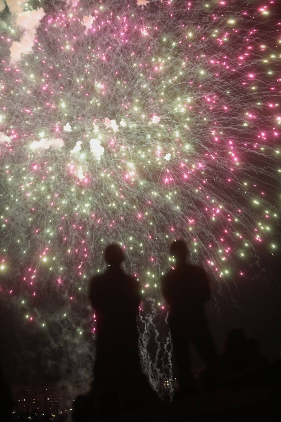 La noche del jueves deja nuevas imágenes de los fuegos artificiales en Valladolid