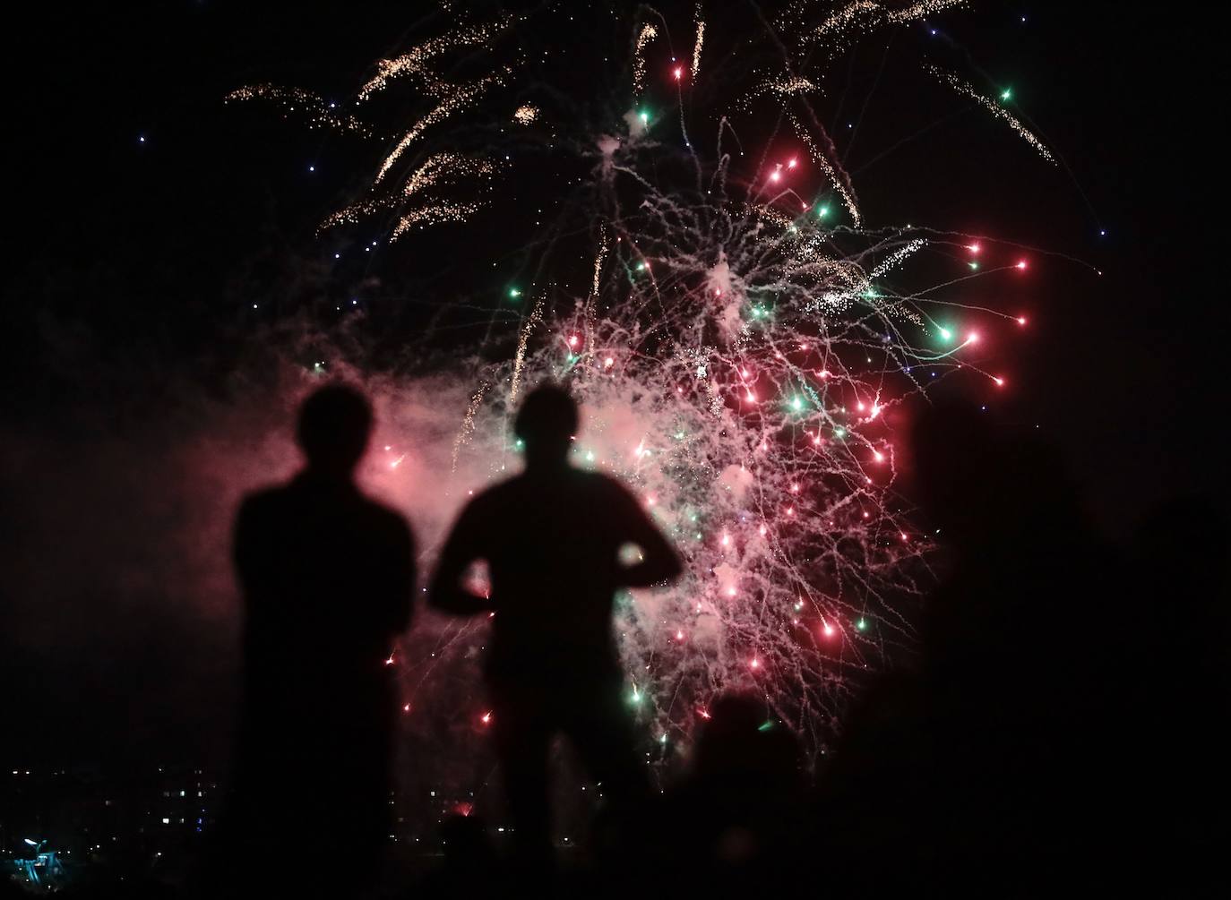 La noche del jueves deja nuevas imágenes de los fuegos artificiales en Valladolid