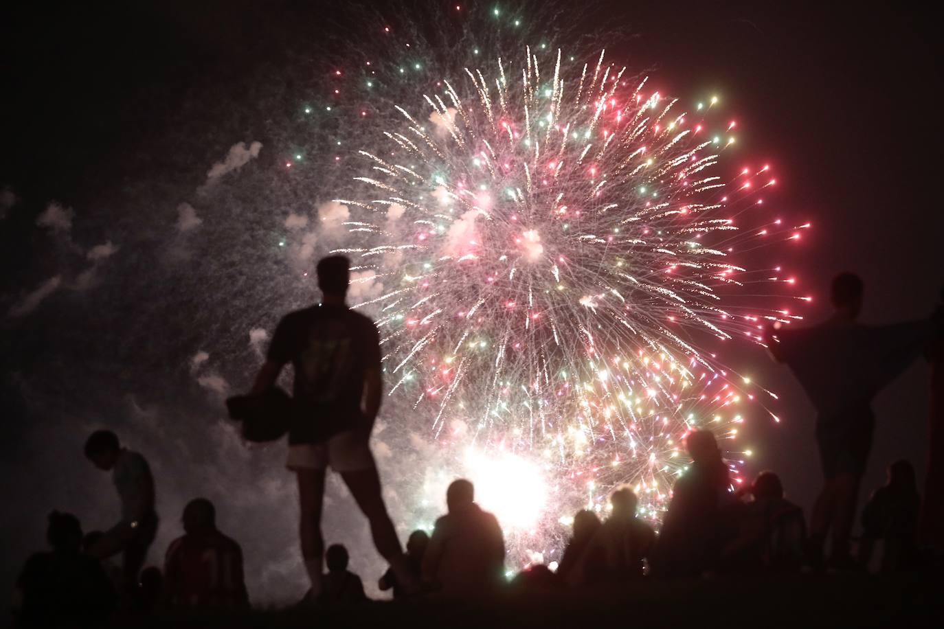 La noche del jueves deja nuevas imágenes de los fuegos artificiales en Valladolid