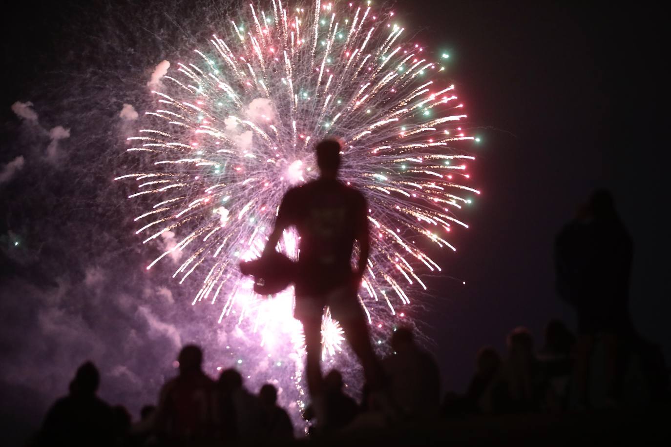 La noche del jueves deja nuevas imágenes de los fuegos artificiales en Valladolid