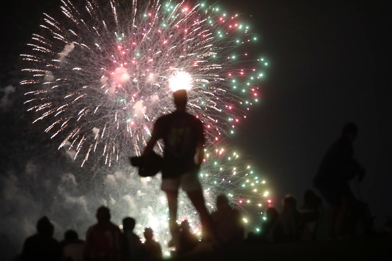 La noche del jueves deja nuevas imágenes de los fuegos artificiales en Valladolid